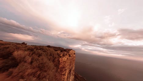 vista aérea fpv de un enorme acantilado que se encuentra con el mar mediterráneo en el sur de francia
