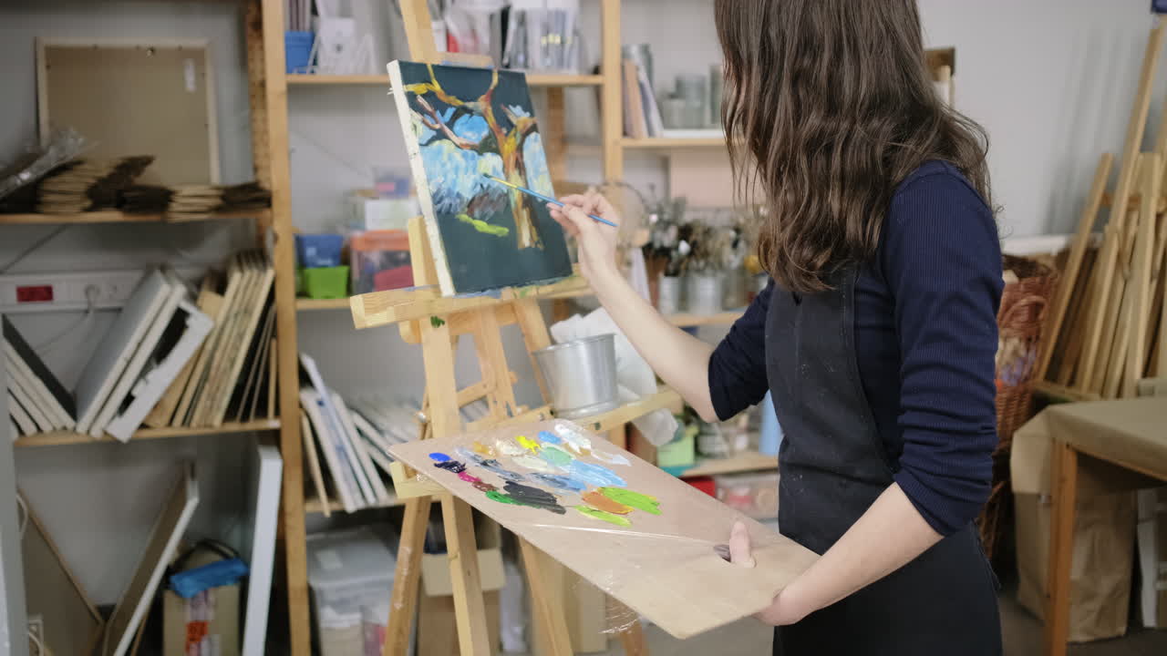 미술 스튜디오 에서 그림 을 그리는 여자