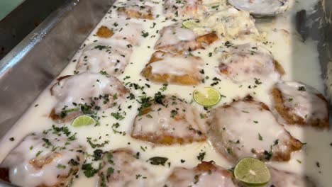 fotografía de cerca de un popular plato de pescado de estilo bengalí llamado pescado limón en exhibición en una función