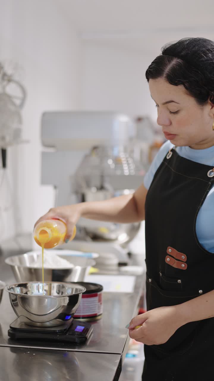 mujer cocinando en la cocina