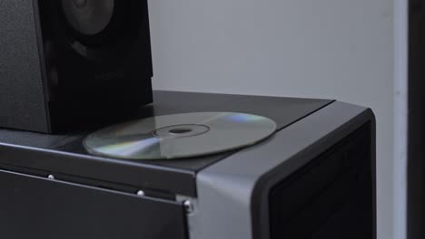 computadora de escritorio con altavoces y cd