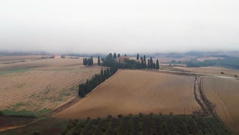 la niebla del amanecer, el paisaje italiano, la toscana en otoño.