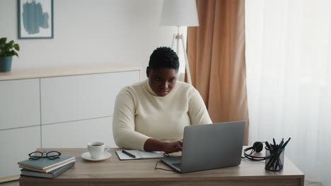 mujer que trabaja desde casa