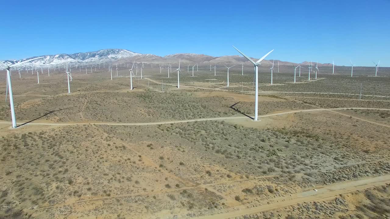 una buena panorámica aérea de alto ángulo sobre un parque eólico del desierto de mojave, ya que genera energía limpia para california