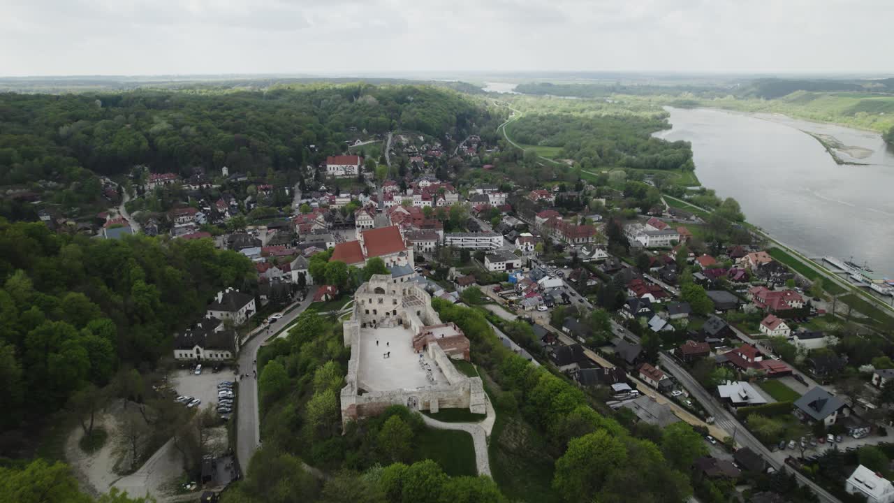 vista aérea de la ciudad de kazimierz con el castillo de dolny en la cima de la montaña