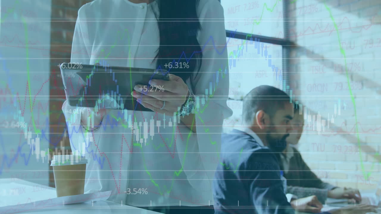 animación de gráficos financieros sobre la sección media de la mujer caucásica usando la tableta