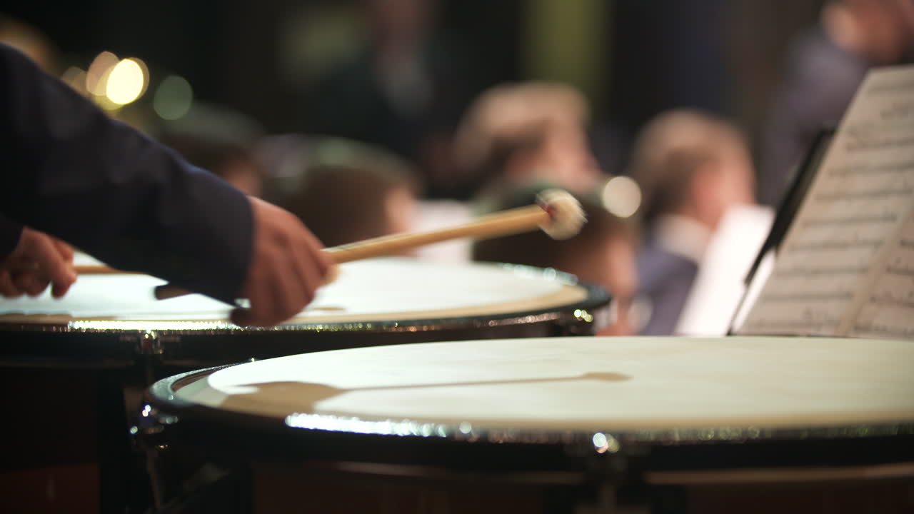 Musicista che suona i timpani in un concerto d'orchestra