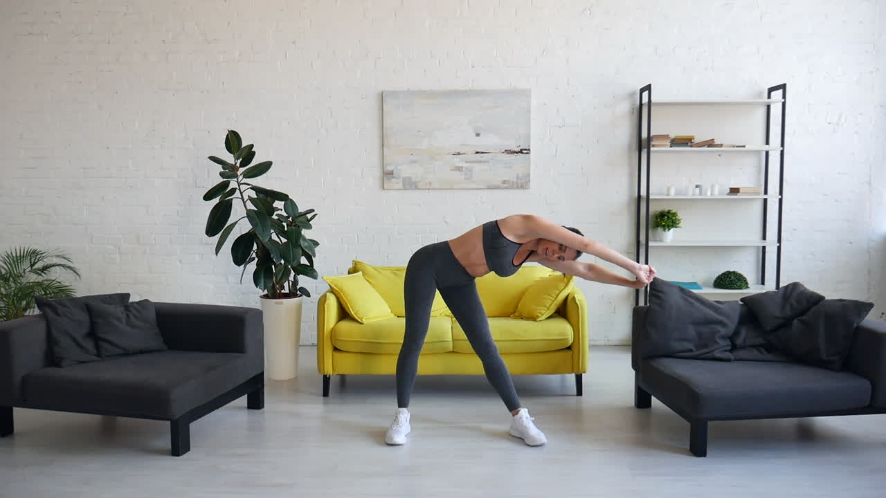mujer estirándose en casa