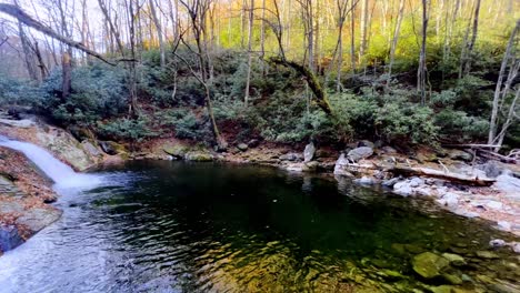 pan de cascada y piscina en el lado norte del monte mitchell