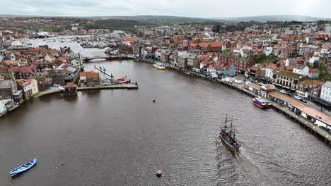 Ciudad-Costera-De-Whitby,-Yorkshire,-Reino-Unido,-Drone,-Barco-Aéreo-Acercándose-Al-Puerto