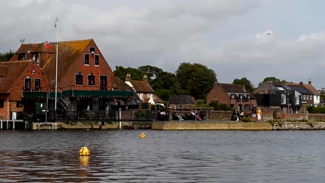 Zeitraffer-Der-Uferpromenade-Entlang-Des-Flusses-In-Der-Nähe-Des-Pantoffel-Segelclubs-In-Emsworth,-England,-Vereinigtes-Königreich