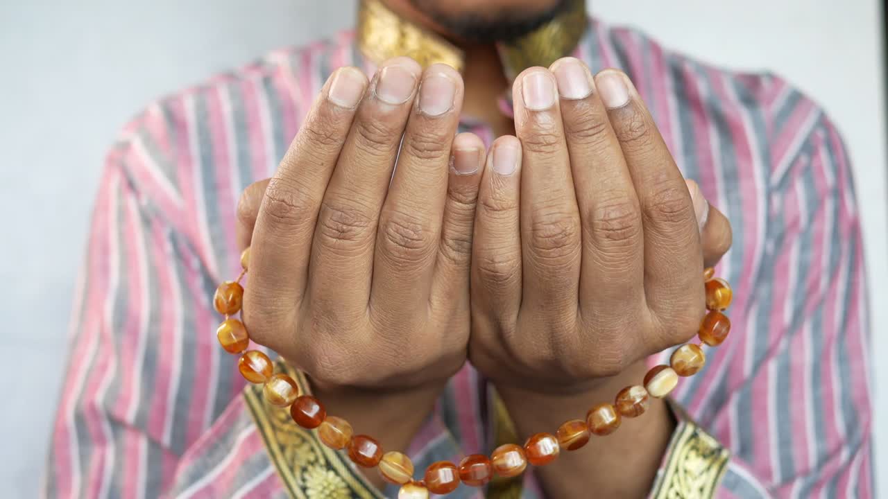 hombre musulmán mantener la mano en los gestos de oración durante el ramadán, cerca