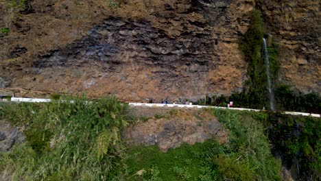 Capture-La-Emoción-De-Conducir-Por-Las-Pintorescas-Carreteras-Costeras-De-Madeira,-Donde-Cada-Curva-Revela-Una-Nueva-Perspectiva-De-La-Escarpada-Belleza-De-La-Isla.