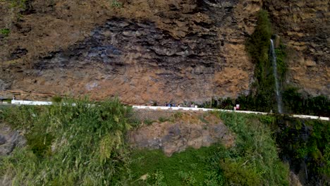 capturar la emoción de conducir a lo largo de las pintorescas carreteras costeras de madeira, donde cada curva revela una nueva perspectiva de la belleza accidentada de la isla