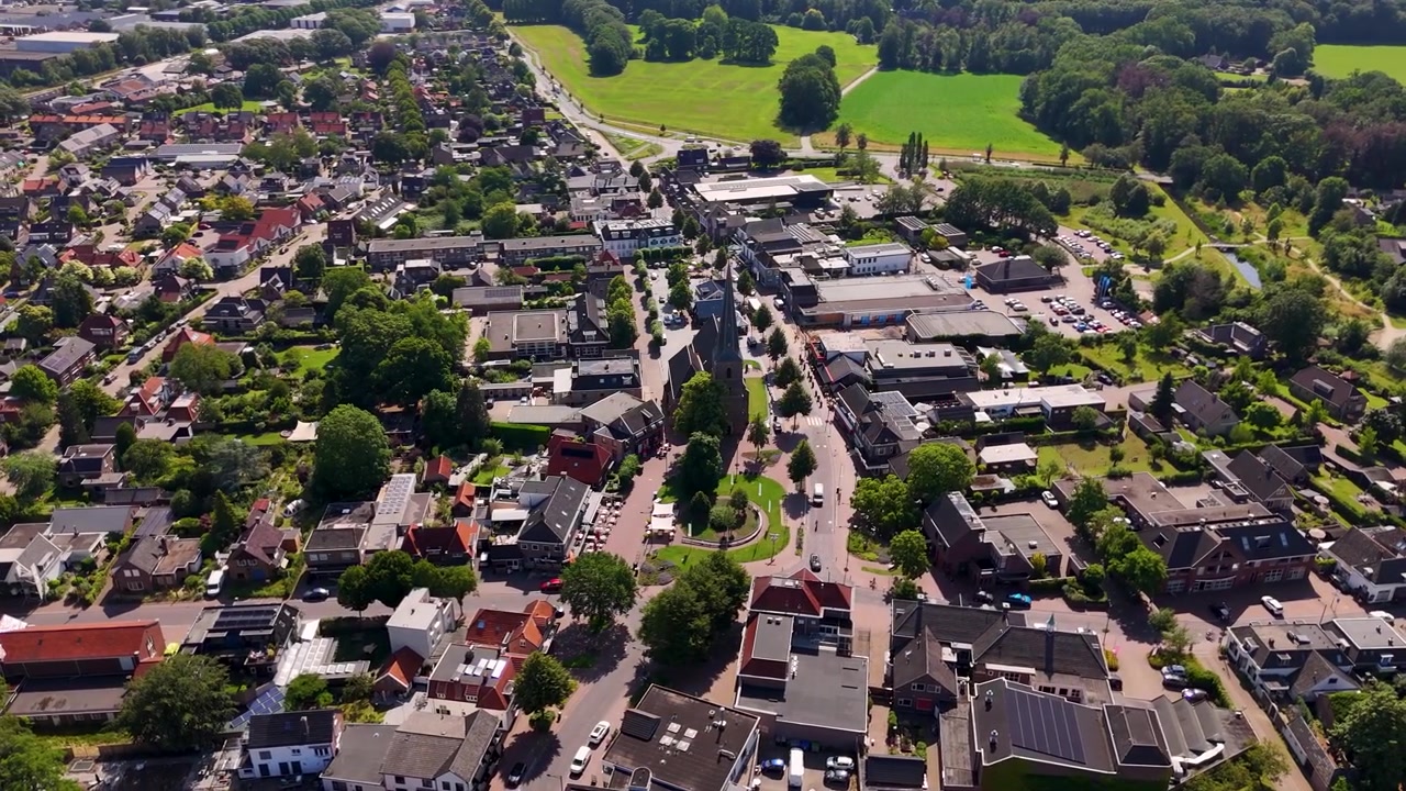 Luftaufnahme einer kleinen europäischen Stadt mit Kirche