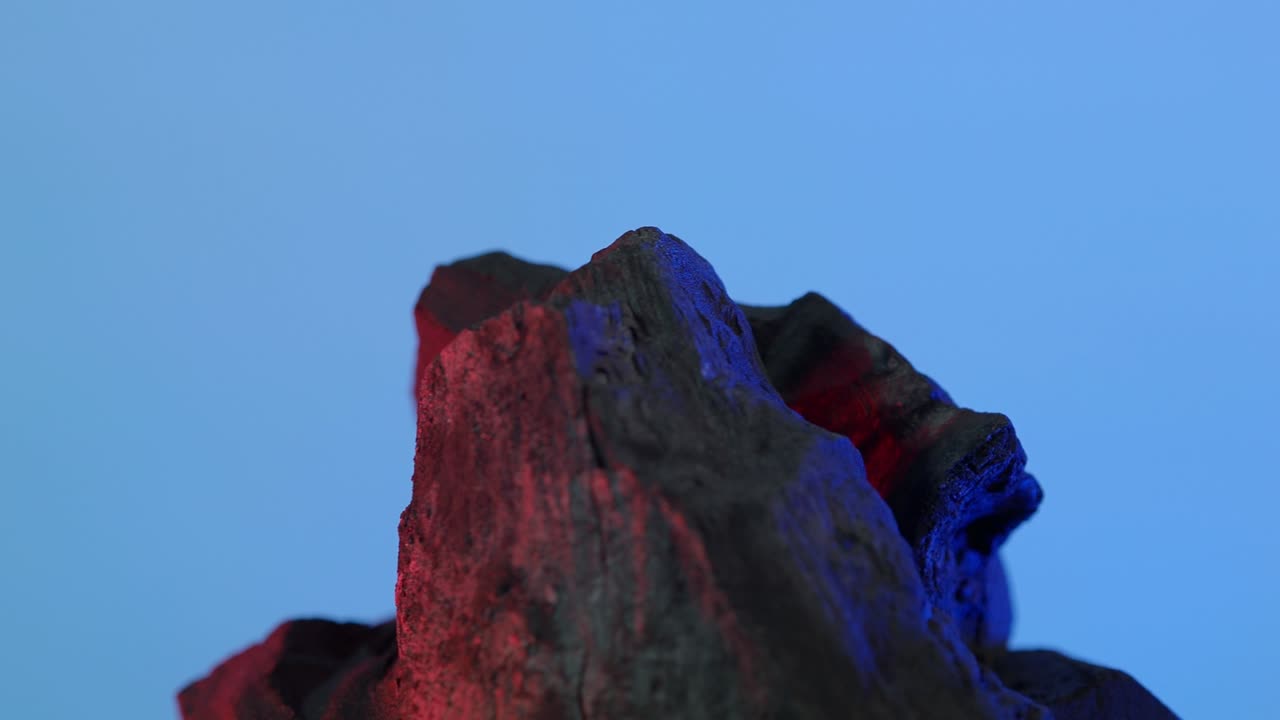 древесный уголь. черный уголь на синем зеленом фоне. используется для приготовления пищи на гриле или в промышленности. естественный древесный углерод. черный углерод, полученный при сильном нагревании древесины.