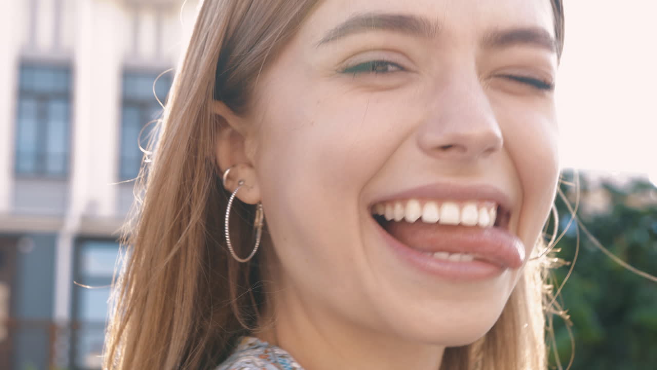 mujer feliz al aire libre