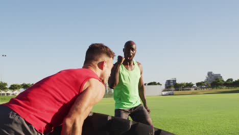 diversos hombres entrenan al aire libre con neumáticos