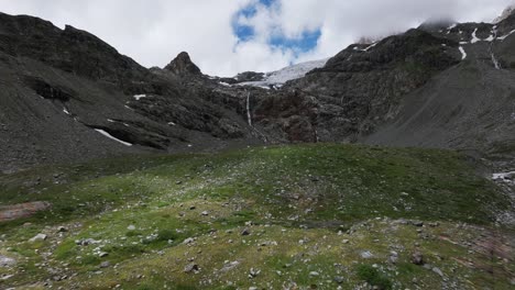 impresionante paisaje del glaciar valmalenco con cascada en el fondo, italia