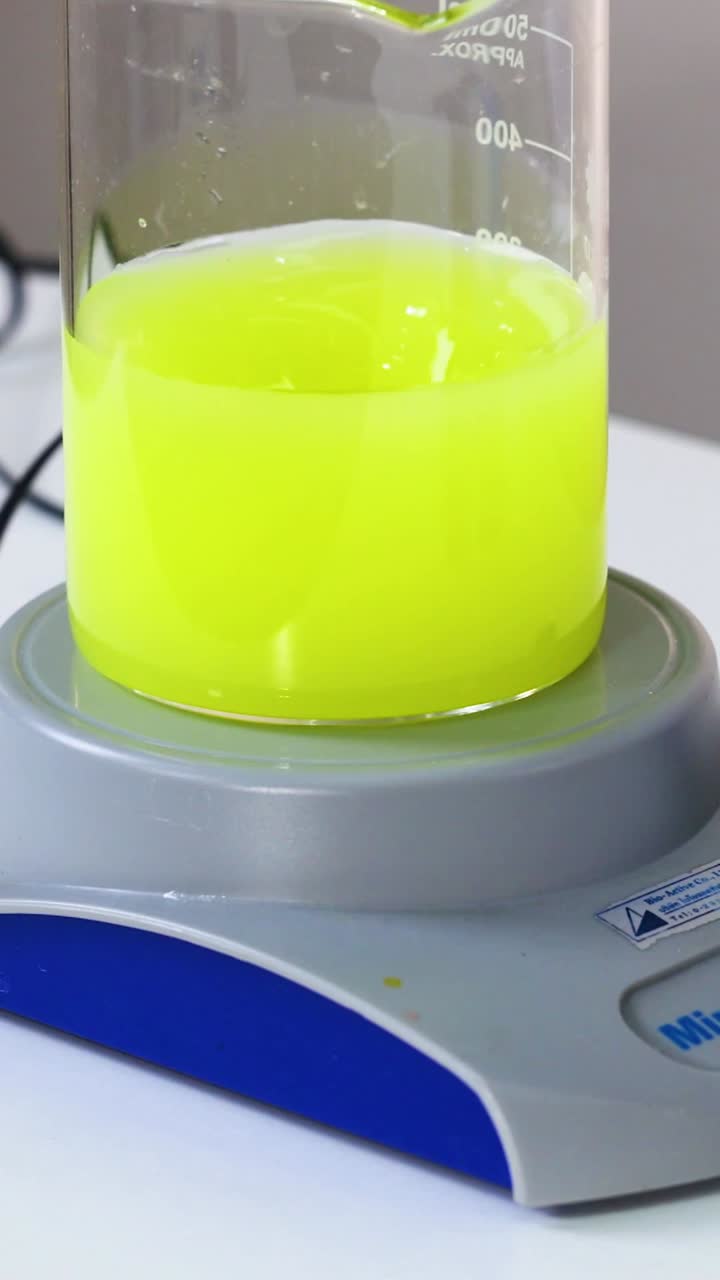 reacción química con demostración de cambio de color