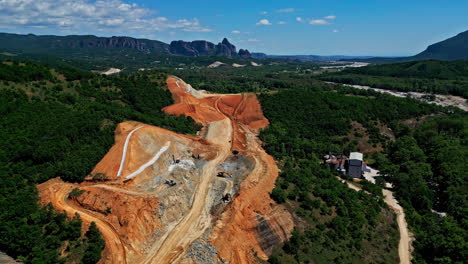 Vista-Aérea-De-Un-Sitio-De-Construcción-De-Carreteras,-Día-Soleado-En-Grecia-Continental