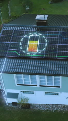 paneles solares con un icono de batería cgi de carga en una casa con energía verde