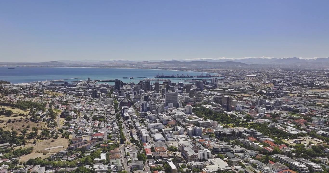 Ciudad del Cabo, Sudáfrica, vista aérea v2 sobrevolando desde Tamboerskloof y Gardens a través de Bo-Kaap y el centro de la ciudad hacia Table Bay - Filmado con Mavic 3 Pro Cine - 1 de enero de 2024