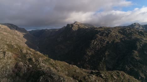 picos de altas montañas vista aérea