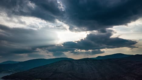 Godrays-Perforando-Las-Densas-Nubes-Sobre-El-Fiordo-Hardanger