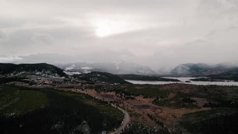 Vista-Aérea-De-Un-Dron-Nublado-De-Las-Colinas-Invernales-Y-La-Cordillera-Cerca-De-La-Carretera-De-Montaña-Del-Cisne-Y-El-Brazo-Del-Río-Serpiente-En-El-Embalse-De-Sapphire-Point-Dillon,-Colorado