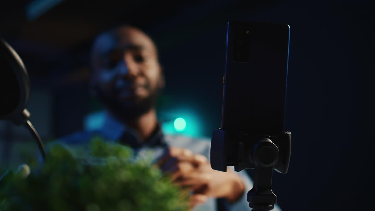 teléfono móvil en el portador utilizado por el influencer