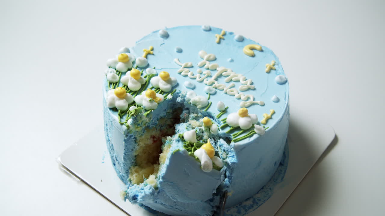 cerrar el pastel de cumpleaños en un plato blanco delicioso pastel favorito