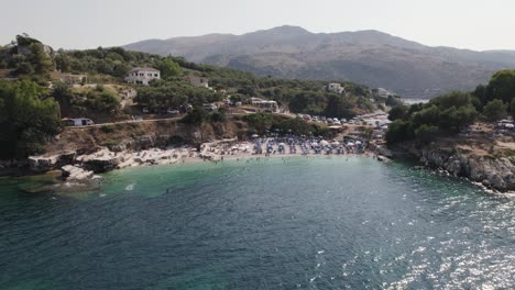 vista aérea de la concurrida playa de kassiopi en corfú en un día soleado