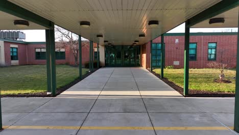 Entrada-Frontal-De-Una-Escuela-Primaria-Americana