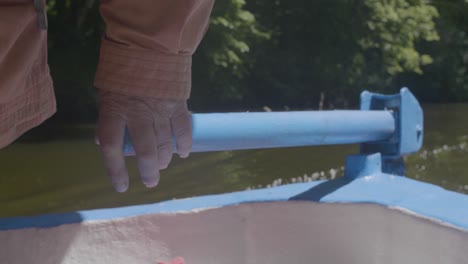 capitán en un crucero por el río dirigiendo el barco