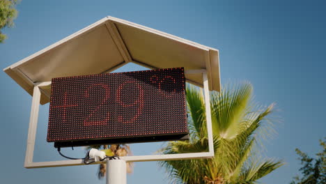 Tabla-De-Playa-Con-Lecturas-De-Temperatura-Del-Aire-Descanso-Confortable