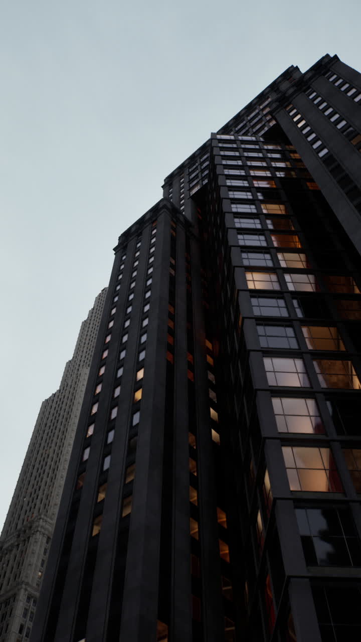 un rascacielos en la ciudad al anochecer