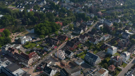 Hohe-Luftaufnahme-Von-Wohngebietshäusern-In-Scharbeutz,-Deutschland,-Vorwärts,-Nach-Oben-Kippen,-Zeigen-Erstaunliche-Ländliche-Landschaft,-Tag