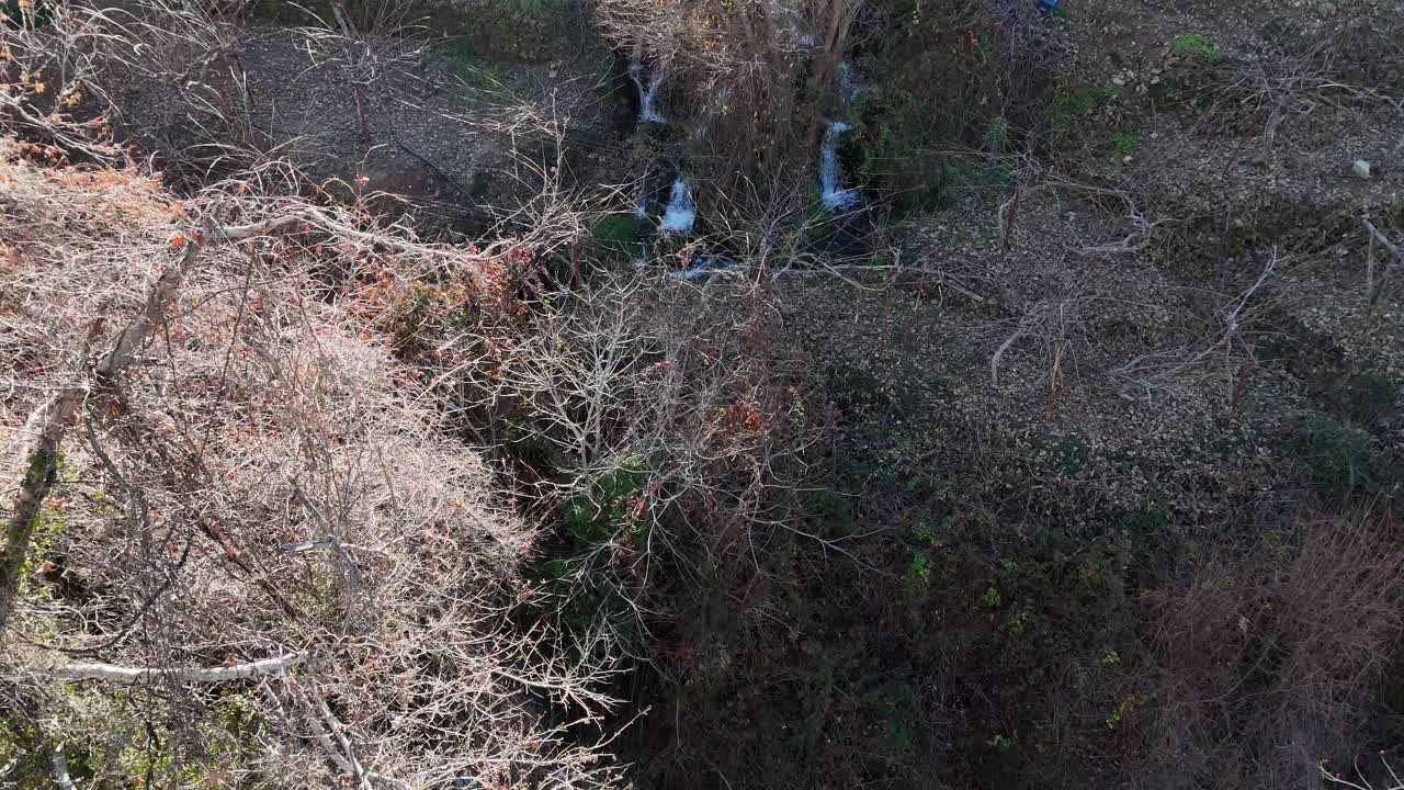 vertido aéreo de agua de cascada, vista de avión no tripulado, flujo de agua en la vegetación