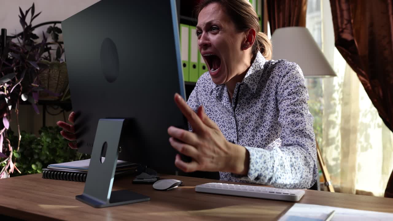 Donna arrabbiata al computer in ufficio