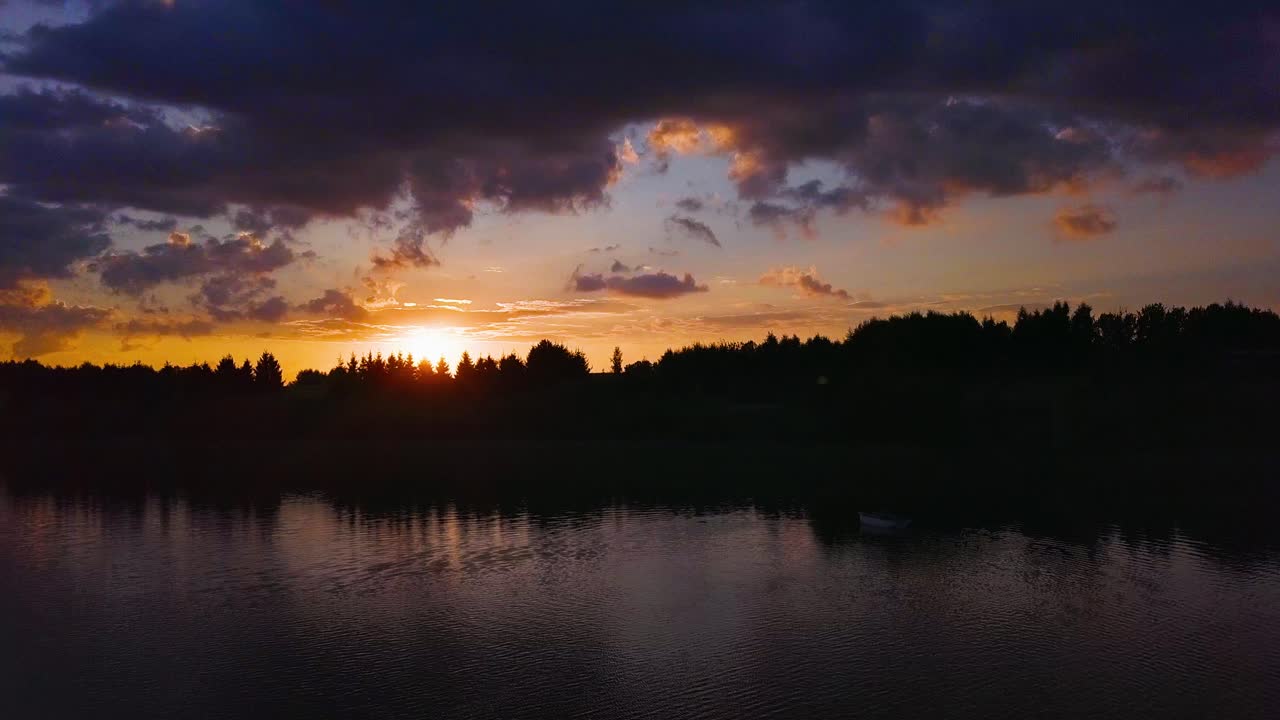 Atemberaubender Sonnenuntergang an einem See.