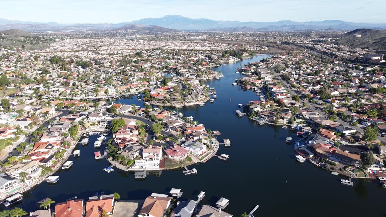 Comunità suburbana sul lago in California