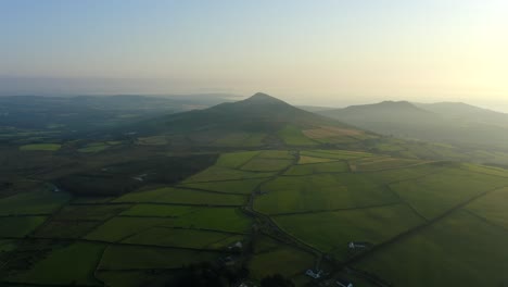 Imágenes-Aéreas-De-4k-De-Irlanda,-Esta-Toma-De-Aproximación-De-La-Gran-Montaña-Del-Pan-De-Azúcar