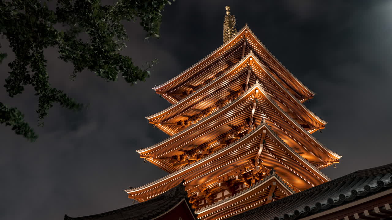 hermosa pagoda antigua en el templo senso-ji por la noche en asakusa, tokio, japón