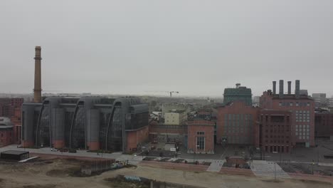 video de paralaje con un dron del edificio industrial farbyka en lodz, polonia