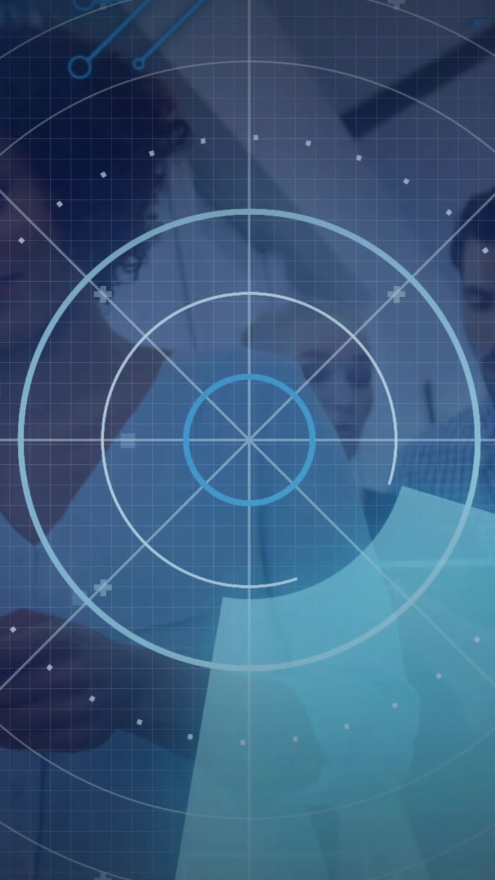 Animazione di interfaccia radar su diversi professionisti che collaborano in un ufficio moderno