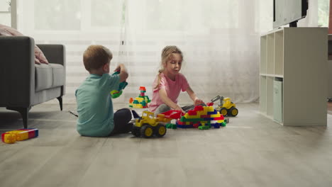 niño pequeño y preescolar construyen una casa con bloques de colores