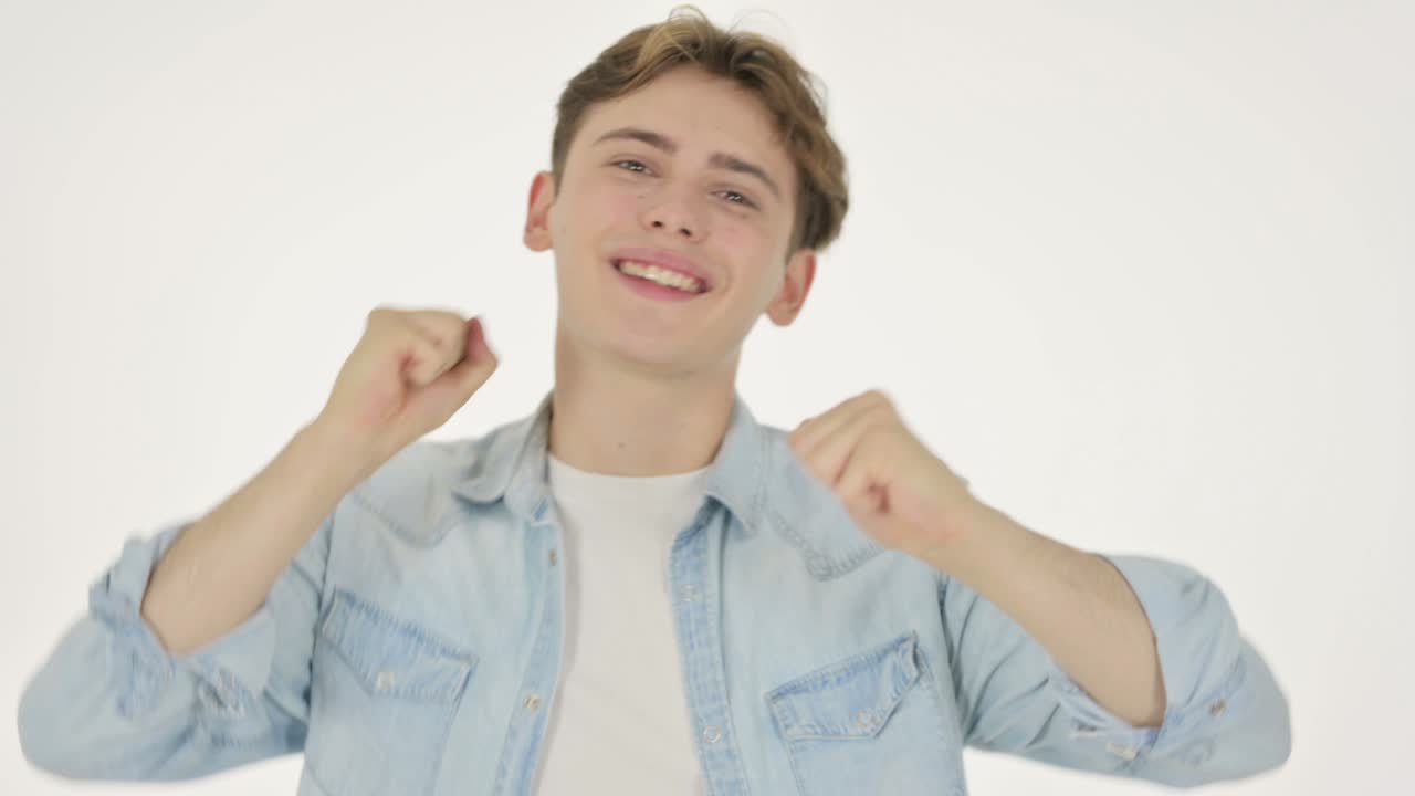 색 배경 에 기 으로 춤추는 젊은 남자