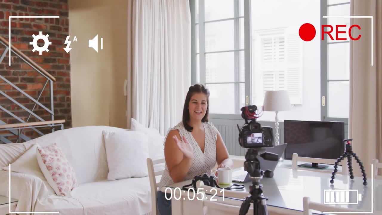animación de la pantalla de la cámara con interfaz digital sobre vlogger femenina grabando vlog en casa