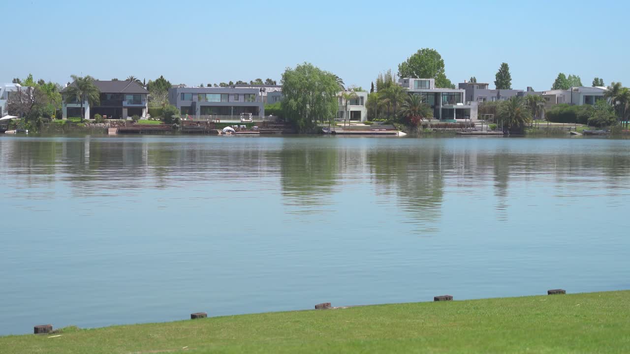 Panoramapanorering af luksushuse ved en smuk sø